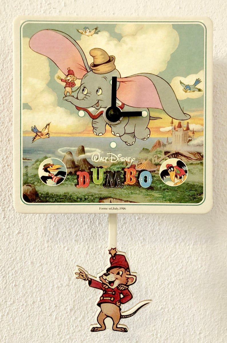 Orologio a pendola da muro. illustrazione Disney Dumbo